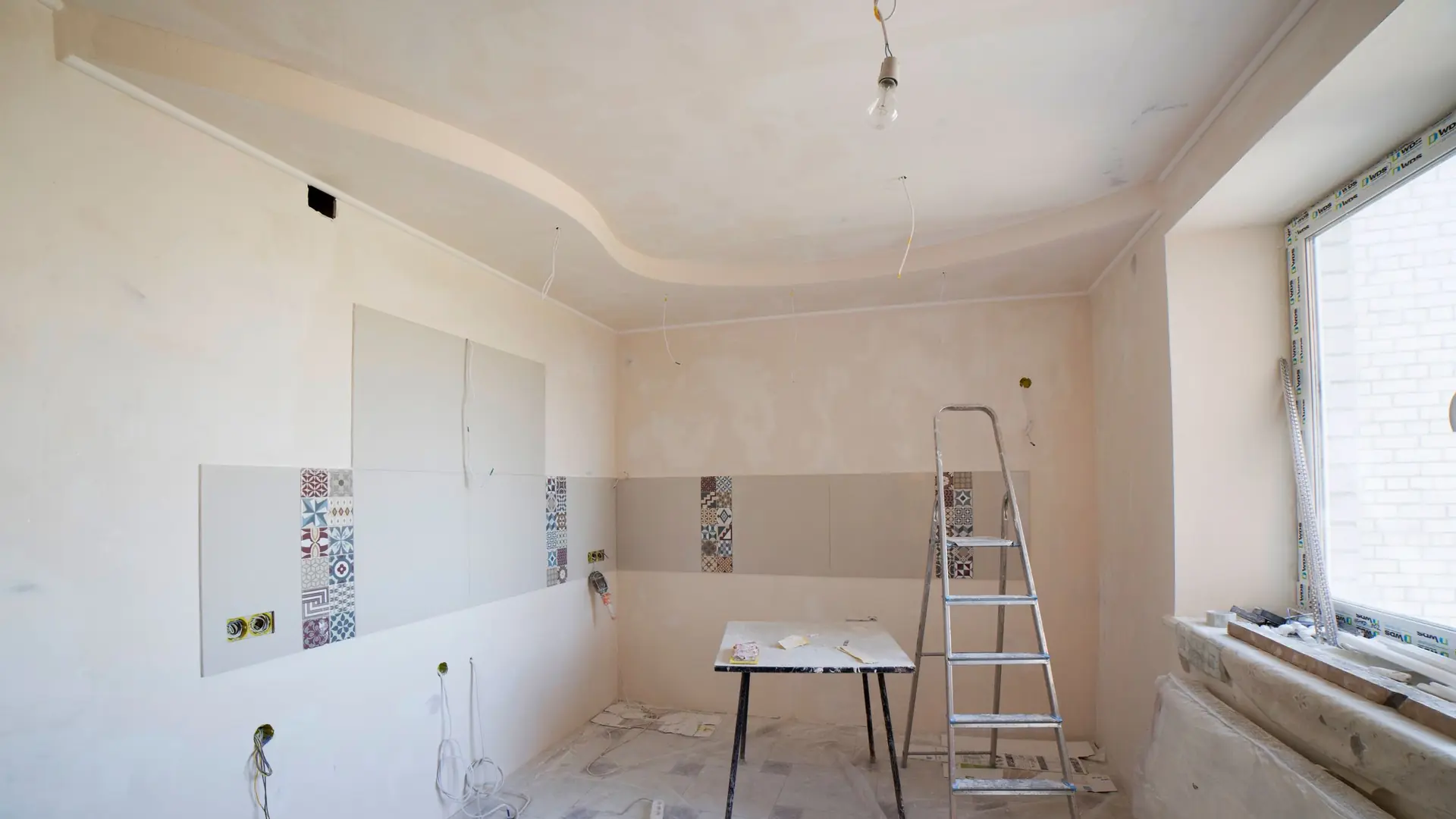 Ambiente residencial em obra, com ferramentas e escada, antes da limpeza final
